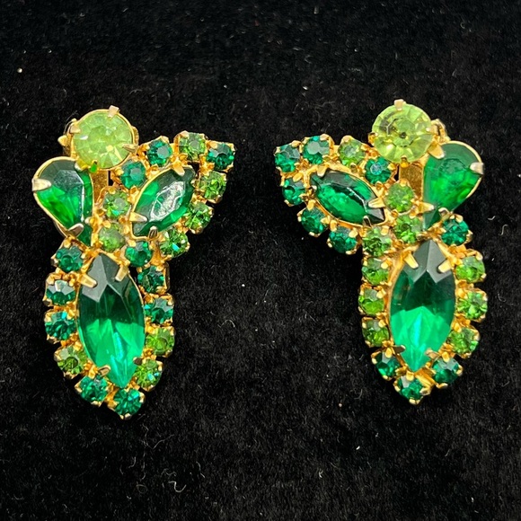 RARE WEISS, Vintage Weiss Dazzling Green Faceted Rhinestone Clip On Earrings - Picture 3 of 3